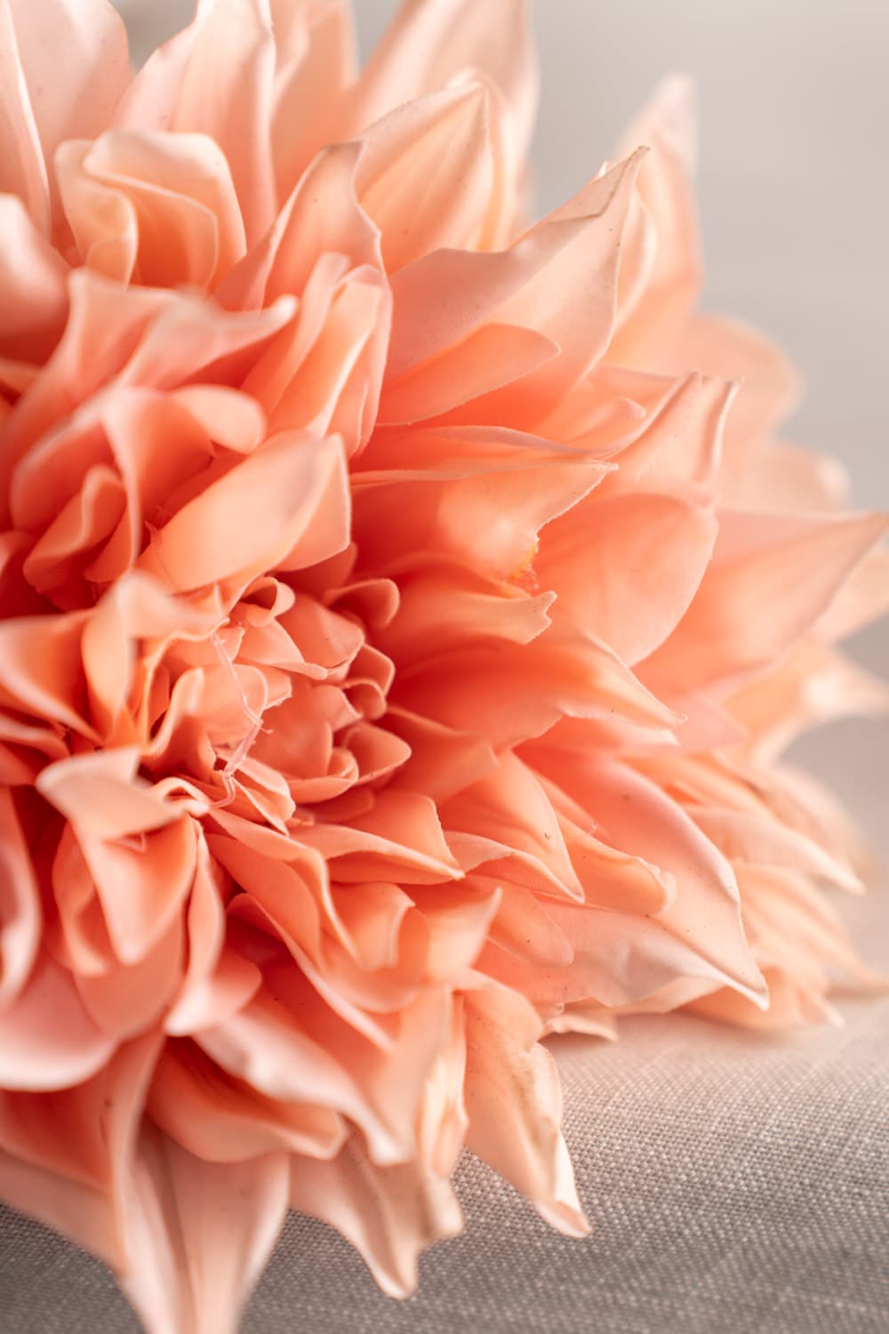 Konstgjord persikofärgad Dahlia 70cm