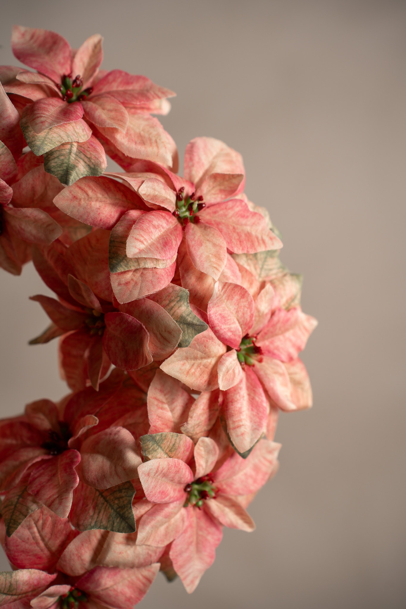Konstgjord rosa Julstjärnekrans Ø30cm