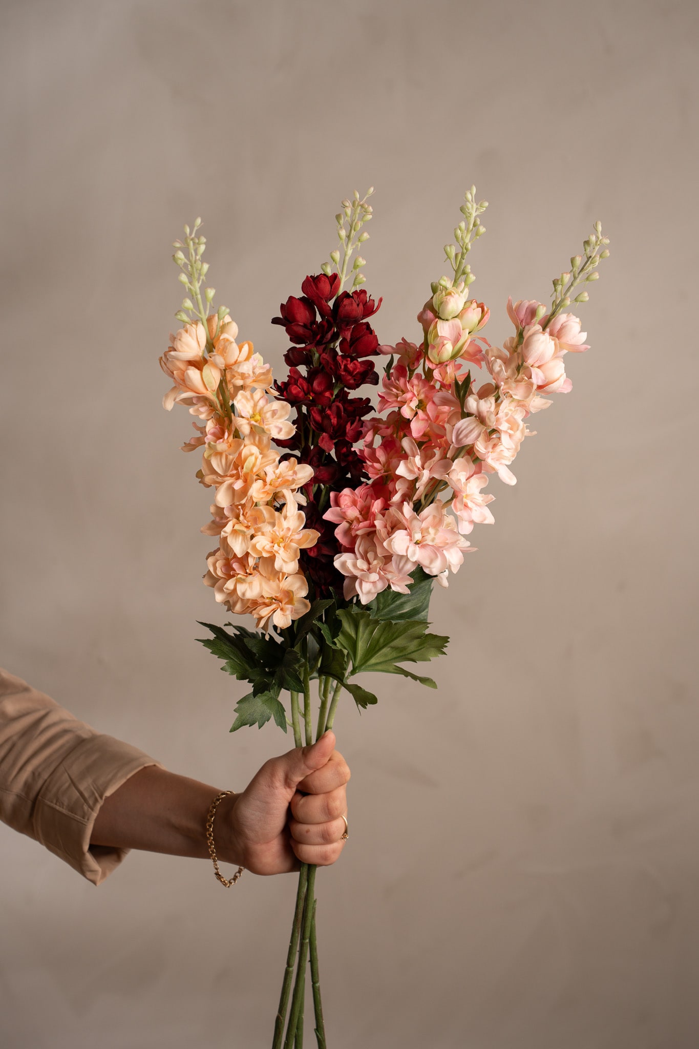 Konstgjord persikofärgad Delphinium 75cm