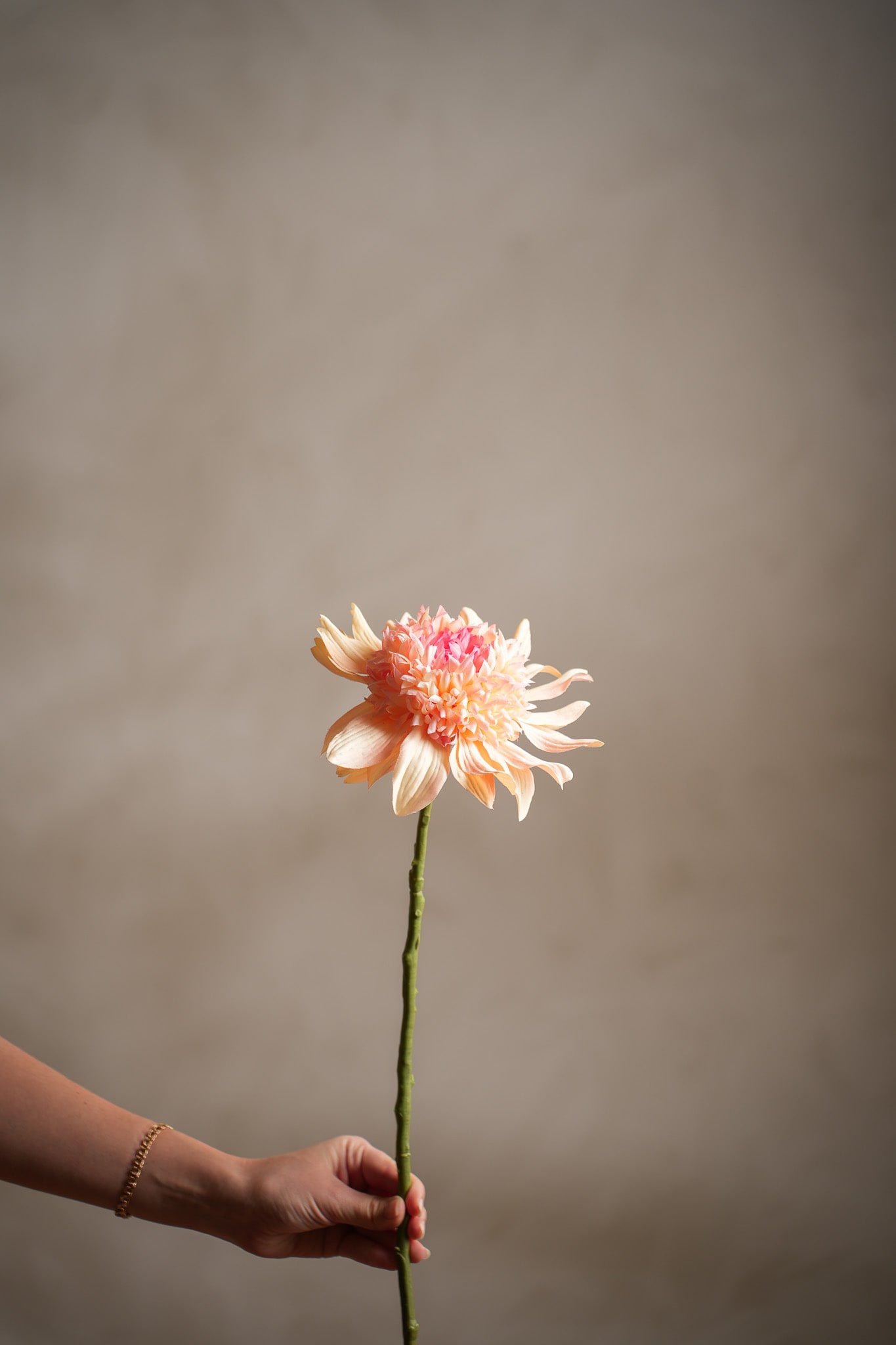 Konstgjord persikofärgad Dahlia 62cm