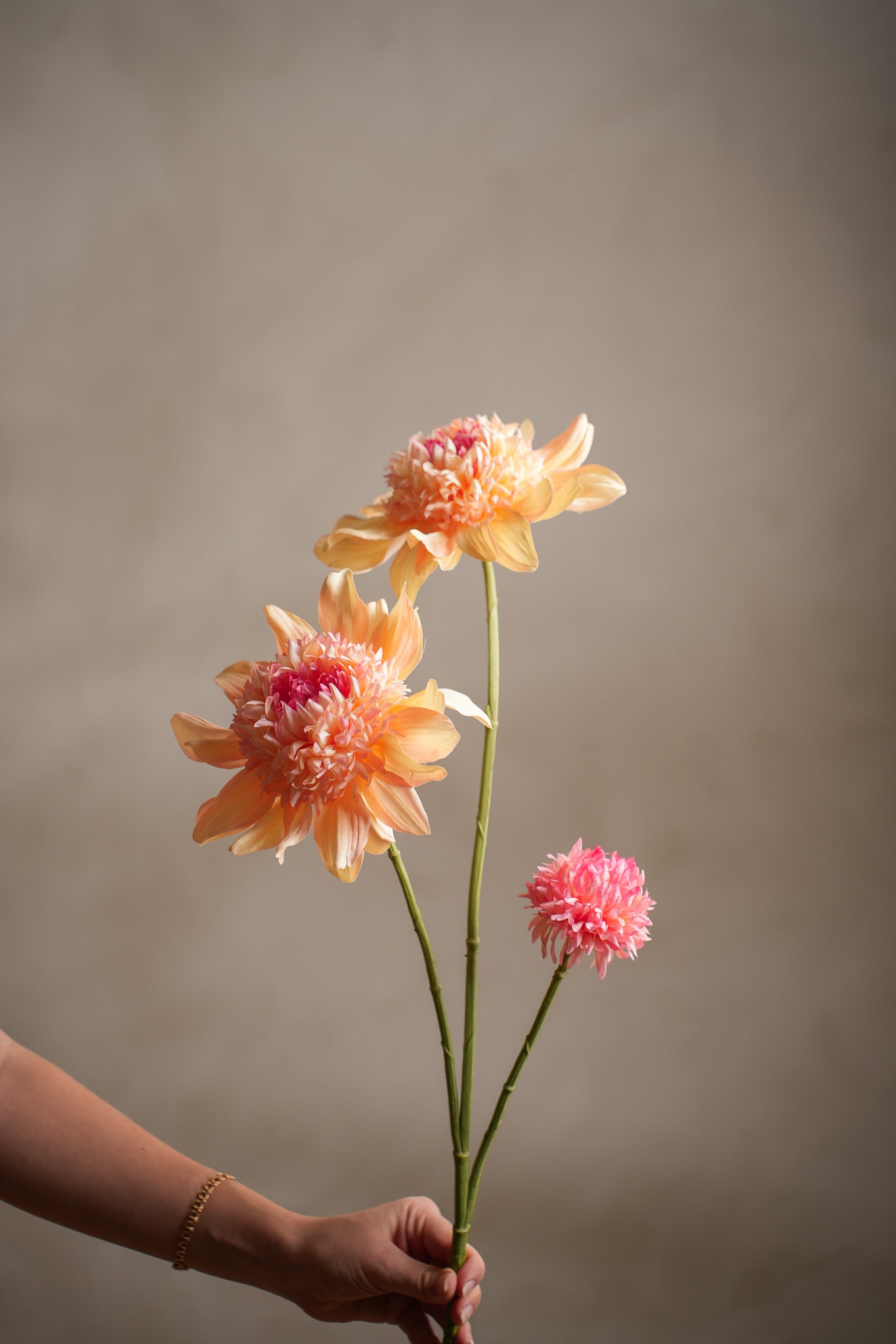 Konstgjord persikofärgad Dahlia 95cm